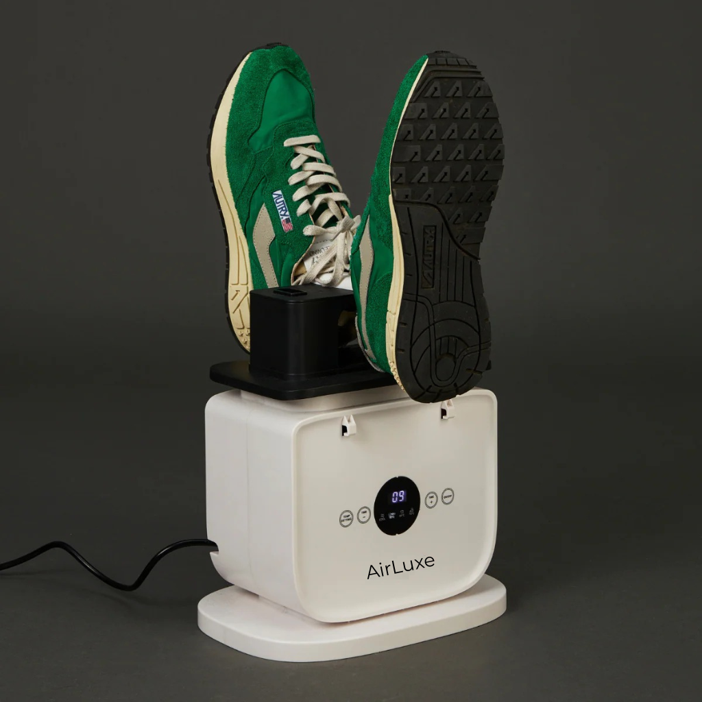 AirLuxe - מכונת הגיהוץ האוטומטית המתקדמת AUTOMATIC IRONING MACHINE 3.0 בצורת גוף, פועלת בגיהוץ מושלם של חולצות, שמלות, מכנסיים ועוד – רק מלבישים את הבגד על המכשיר והוא מתיישר ללא קמטים. המכשיר חוסך זמן יקר, חשמל וכסף, מבטל את הסיכון בגיהוץ רגיל עם מגהץ חם, נוח לשימוש יומיומי, קומפקטי וקל לאחסון, מתאים לכל בית מודרני ומעניק תוצאה מקצועית כמו מניקוי יבש. אידיאלי למשפחות, עסוקים, סטודנטים וכל מי שרוצה פתרון חכם ומהיר לבגדים חלקים ומסודרים.
